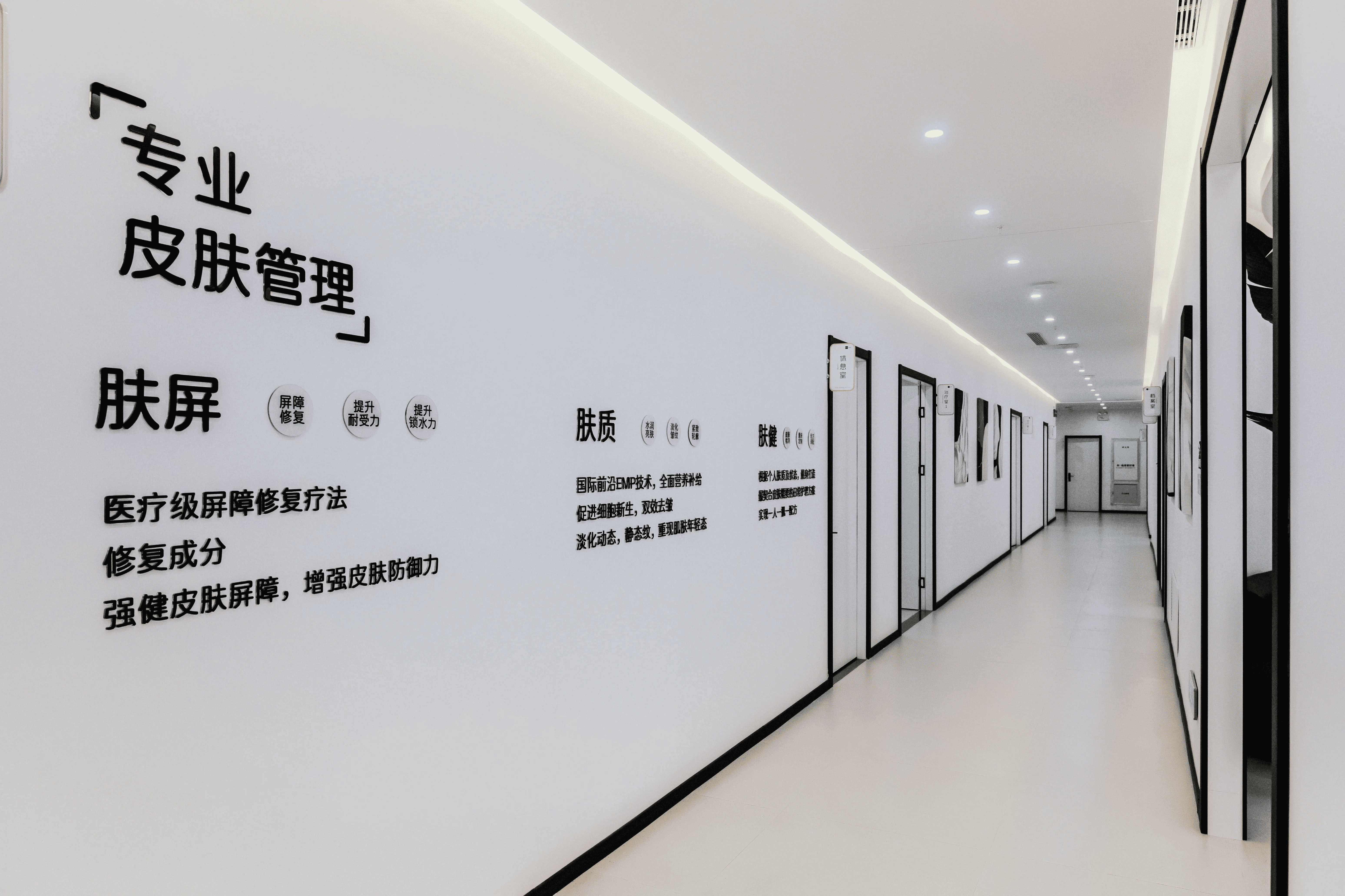 金街院区-现代简约前台接待区，配备智能预约系统，方便患者登记